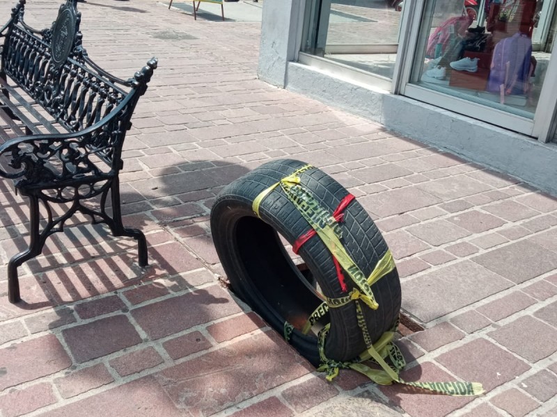 Denuncia transeúntes peligro por alcantarillas sin tapa en zona centro