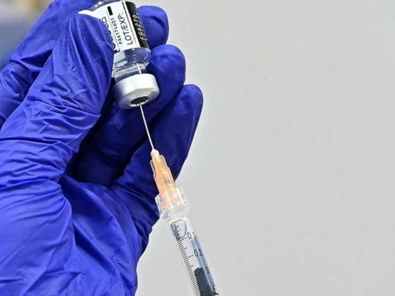 Denunciado por intentar vacunarse con prótesis de silicona en Italia