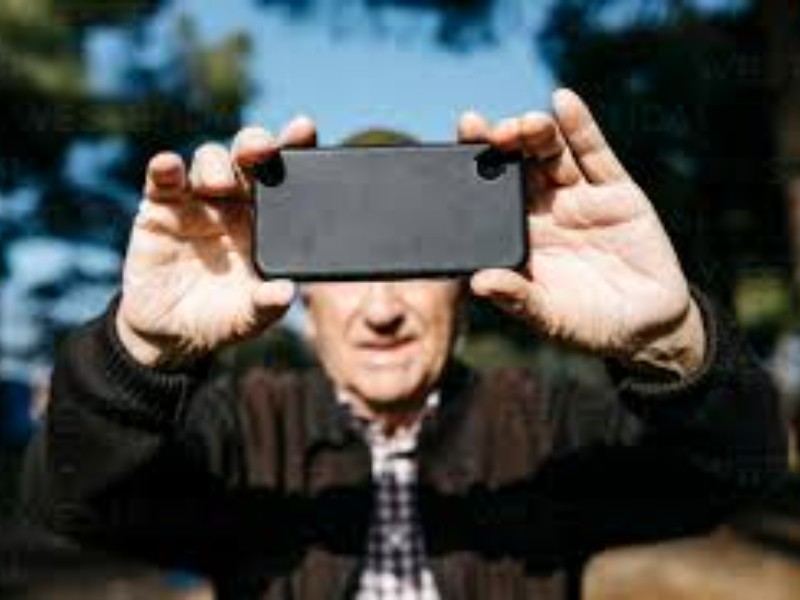 Denuncian a adulto mayor por tomar fotografías a mujeres y menores