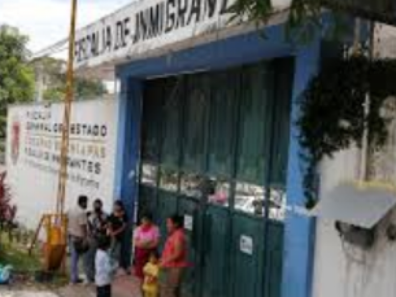 Denuncian a agente municipal por presunta agresión a migrantes salvadoreños