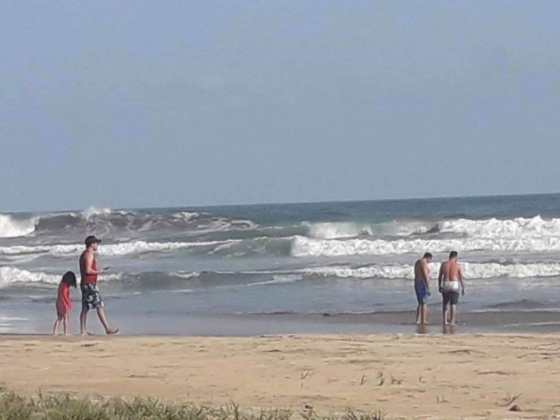 Denuncian a turistas que usan playa Troncones