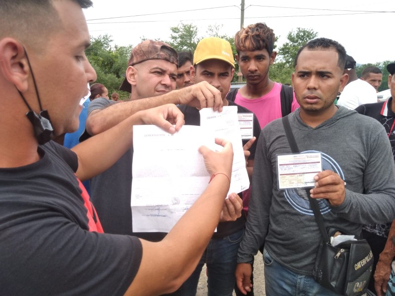 Denuncian a Venezolanos por cobrar para trámites del INM