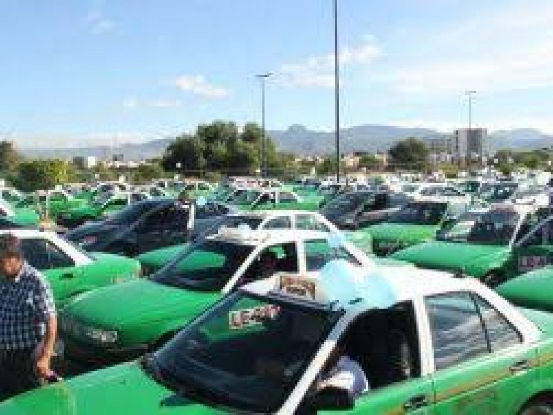 Denuncian acaparadores de concesiones de taxis en León