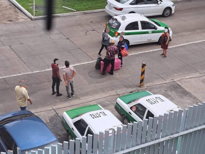 Denuncian acoso e irregularidades por parte de taxistas en Xalapa