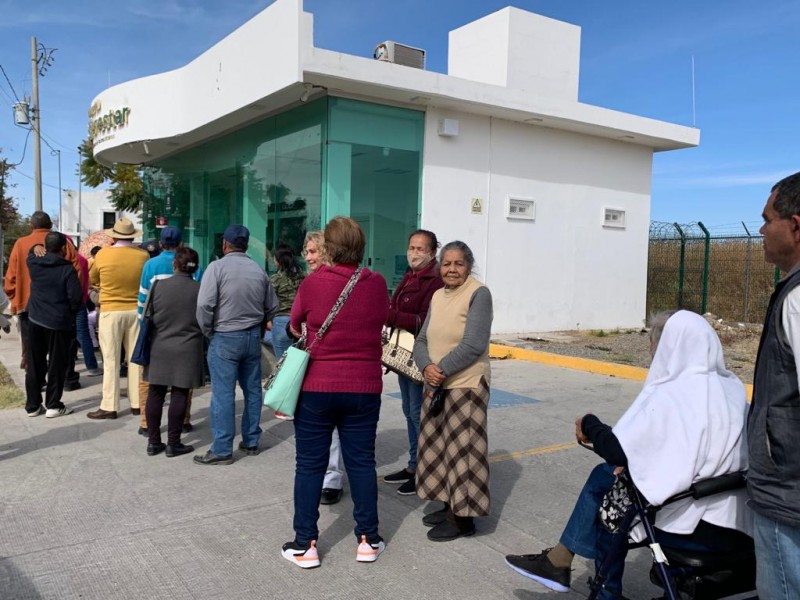 Denuncian adultos mayores ausencia de dinero en cajeros del Bienestar.