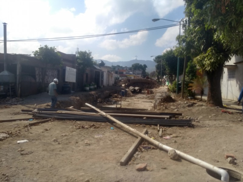 Denuncian afectaciones por demora de obra