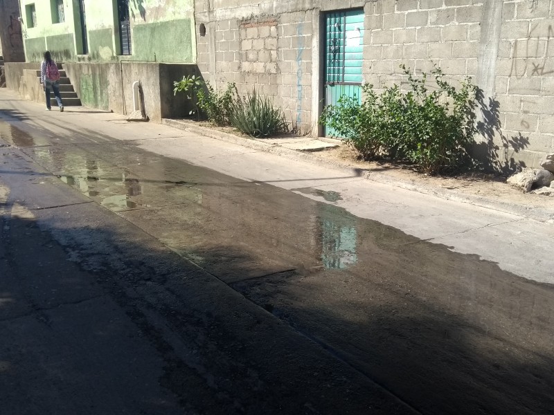 Denuncian aguas negras en Barrio Santa María Tehuantepec