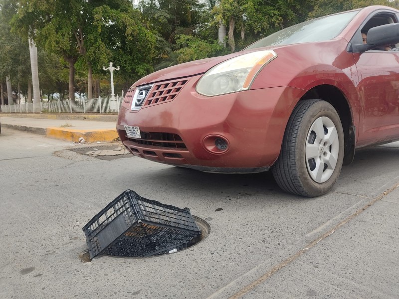 Alcantarillas son un peligro en Guasave