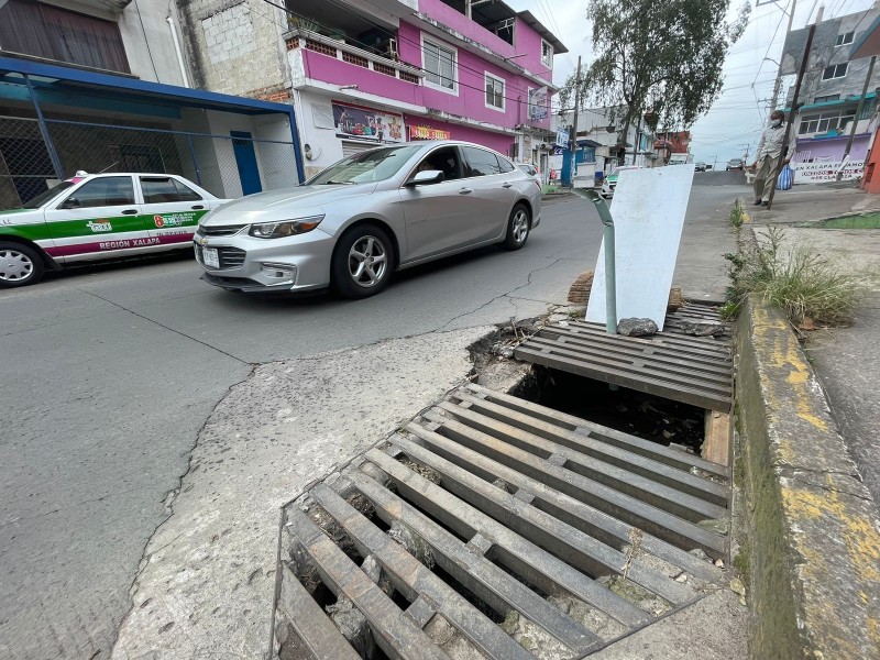 Denuncian alcantarilla destapada en colonia de Xalapa