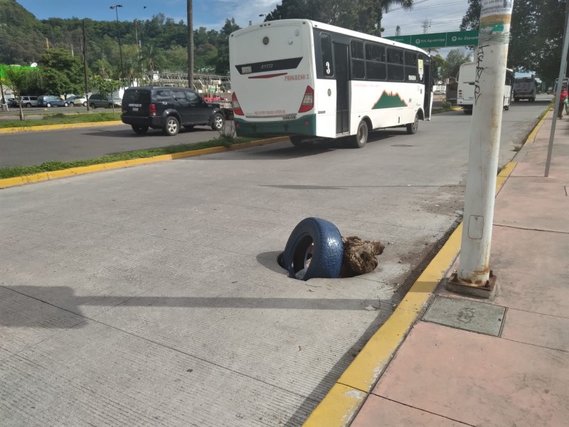 Denuncian alcantarilla fracturada en av. México