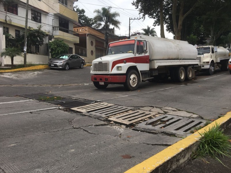 Denuncian alcantarilla y pipas en Justino Sarmiento