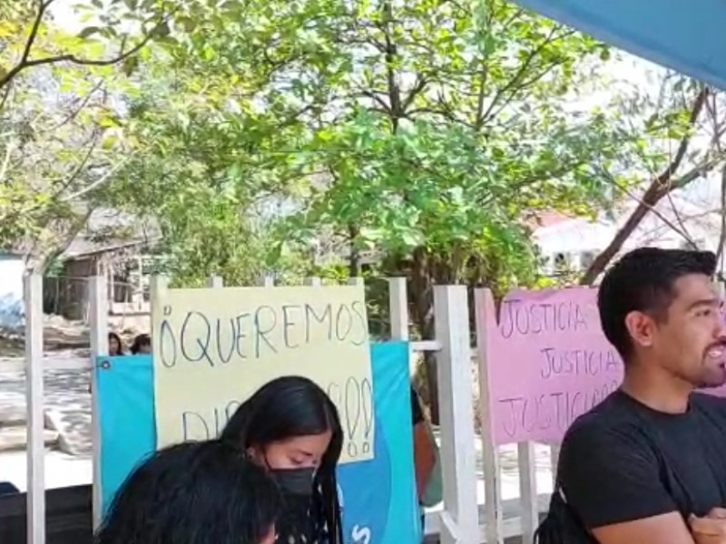 Denuncian alumnos de la UPN rezago en emisión de títulos