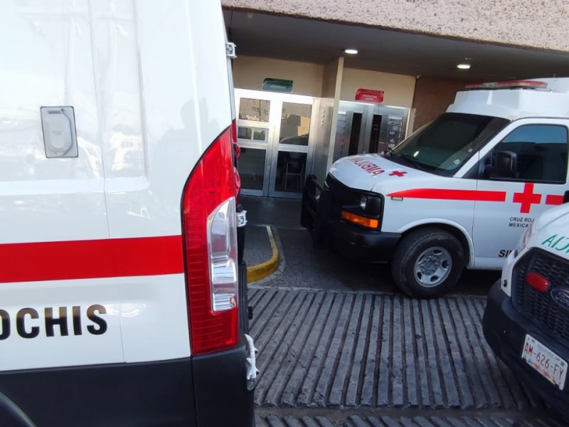 Denuncian ambulancias retenidas en hospitales por falta de camillas