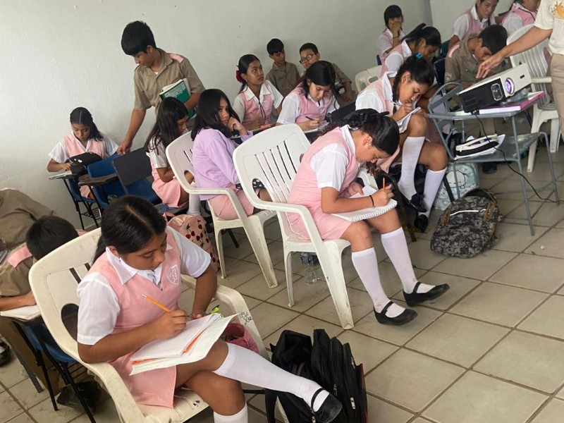 Denuncian aulas en Bucerías sin mobiliario y en malas condiciones