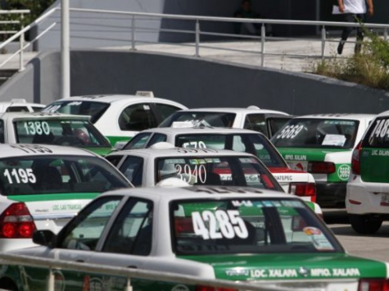 Denuncian aumento de tarifas de taxi en Xalapa