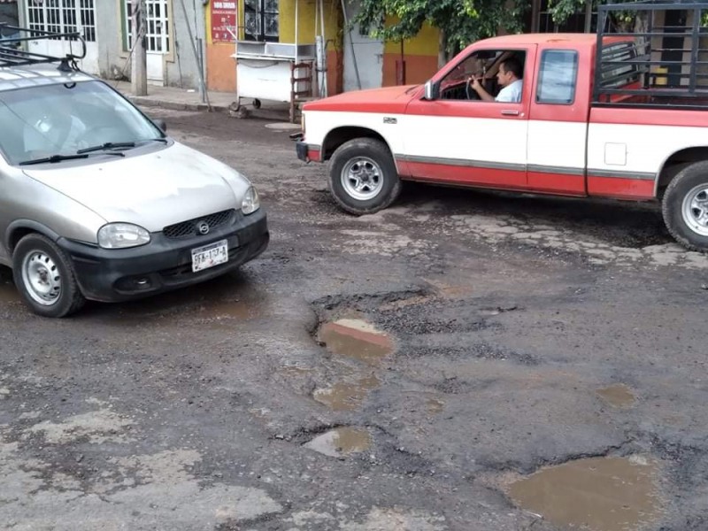 Denuncian automovilistas pésimas condiciones de la avenida Ferrocarril en Zamora