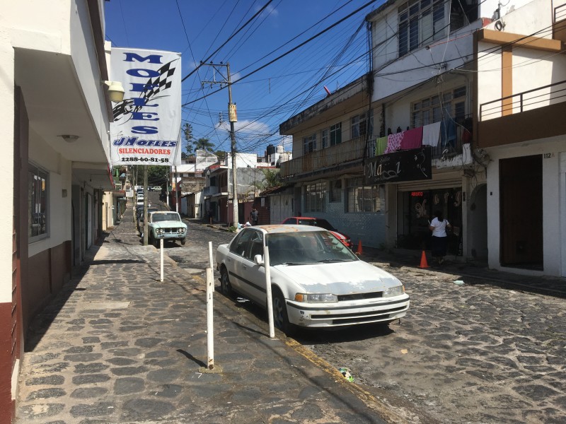 Denuncian autos maceta en calle Moctezuma