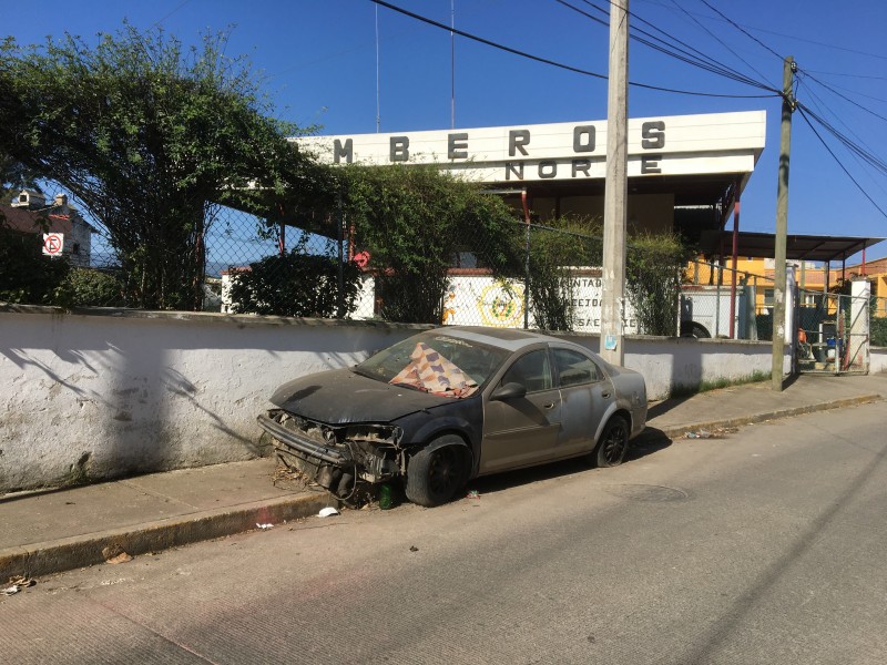 Denuncian autos maceta en colonia Revolución