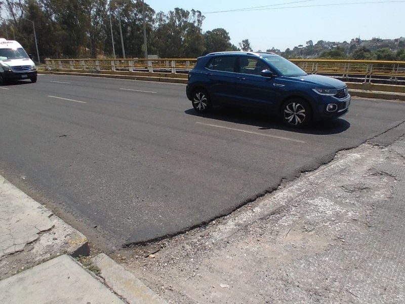 Denuncian bache en Blvd. Municipio Libre