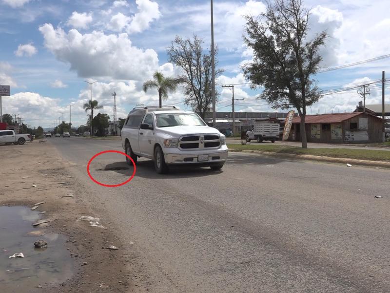 Denuncian bache peligroso en carretera a México tras reductor.
