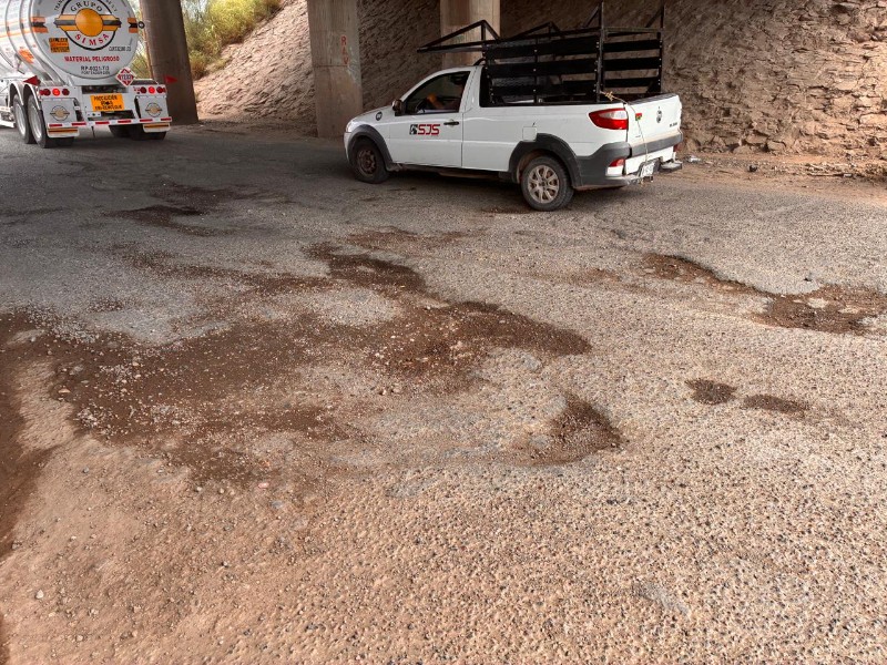 Denuncian baches peligrosos en la carretera lateral 18: piden reparación urgente