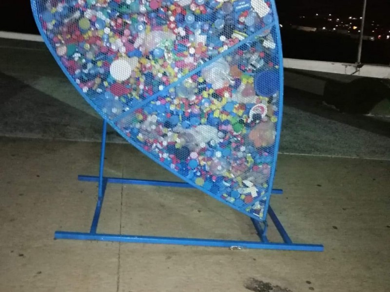 Denuncian basura en corazones de tapitas en el Malecón Turístico