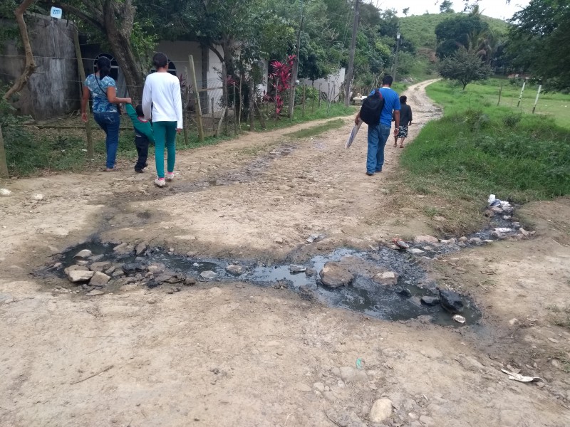 Denuncian brote de aguas negras