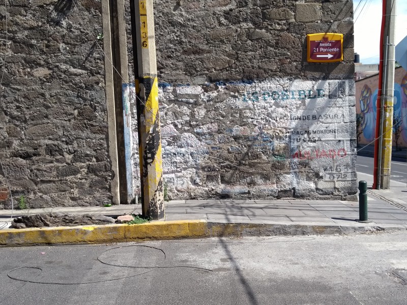 Denuncian cables sueltos en el Barrio de Santiago