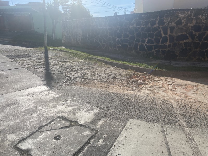 Denuncian calle con baches, piden sea rehabilitada