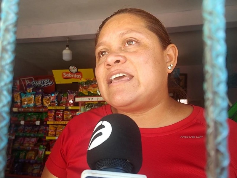 Denuncian calle en mal estado