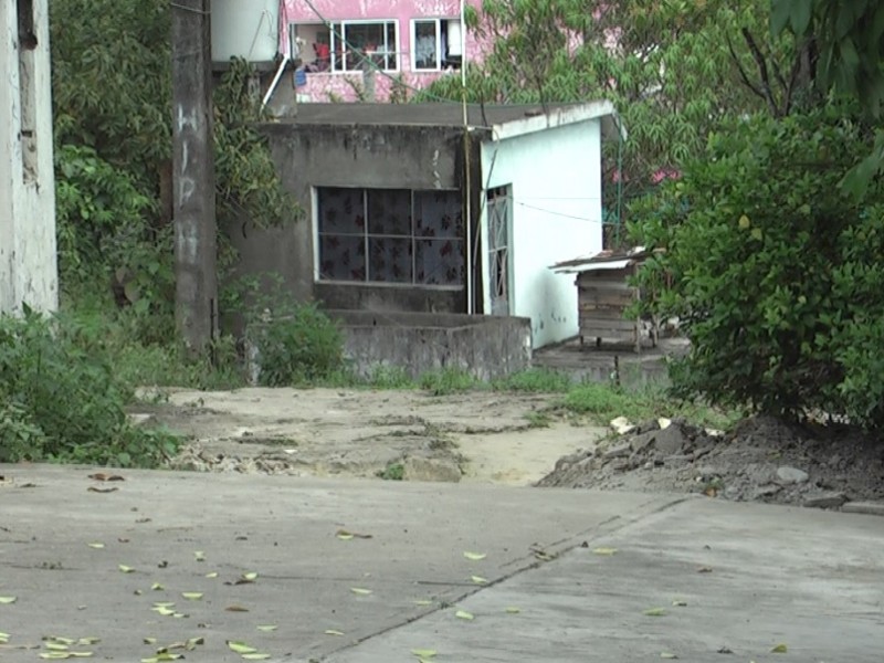 Denuncian calle inconclusa en colonia Juárez