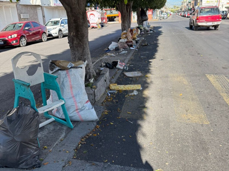 Denuncian camellones repletos de basura en la ciudad