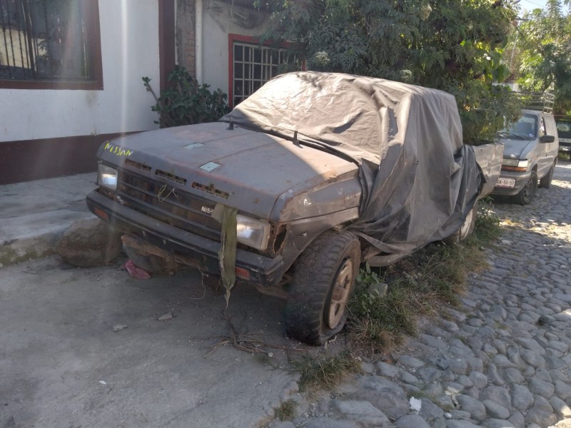 Denuncian camioneta abandonada en colonia Santa Fe