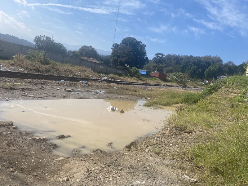 Denuncian canal de aguas negras en Banderilla