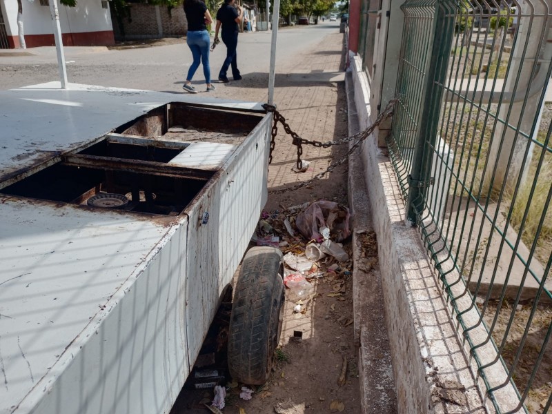 Denuncian carreta obstruyendo zona escolar en Ejido 5 de Mayo