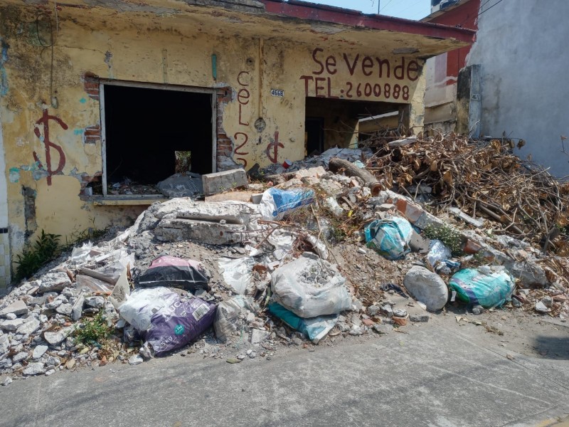 Denuncian casa abandonada en calles del centro de Veracruz.