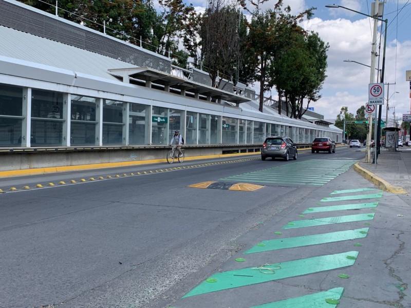 Denuncian ciclistas riesgos en nueva ciclovía del bulevar Hidalgo.