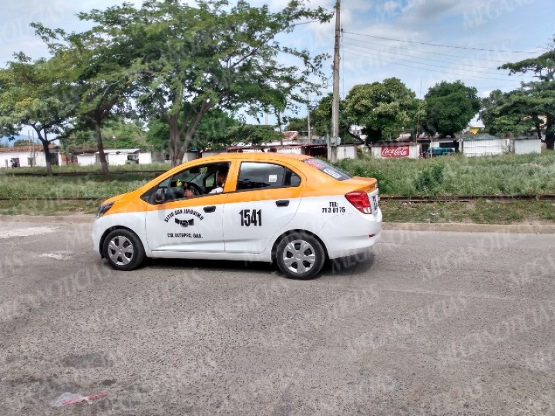 Denuncian circulación de taxis 