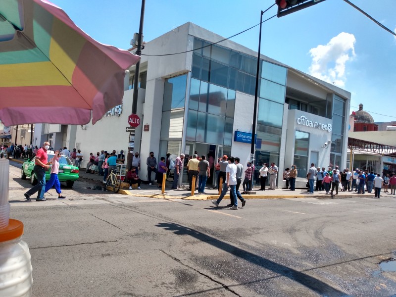 Denuncian ciudadanos que no respetan distancia en filas de bancos