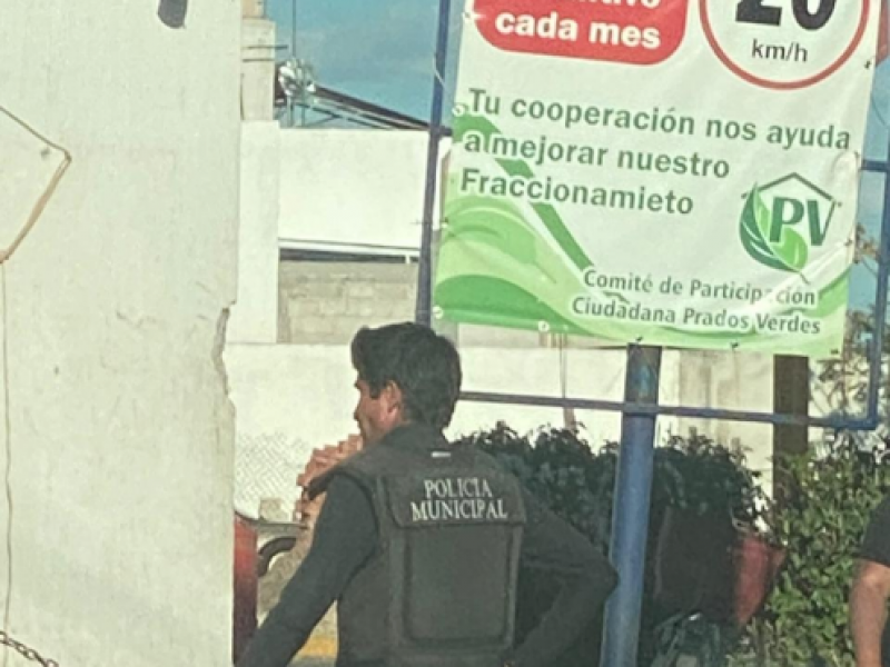 Denuncian ciudadanos que vigilantes usan chalecos de policía municipal #EnFraccionamiento