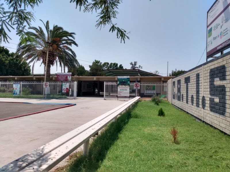 Denuncian cobros de colegiaturas en preparatoria pública.