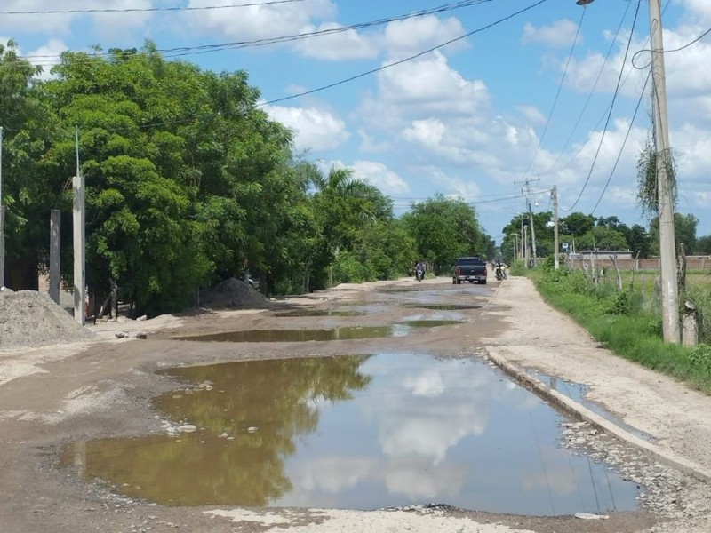 Denuncian colapso de caminos en Las Quemazones, Guasave