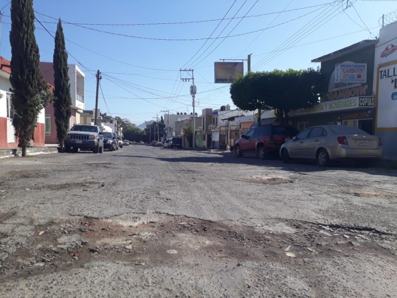 Denuncian colonos 5 años de abandono en calle Tuxpan