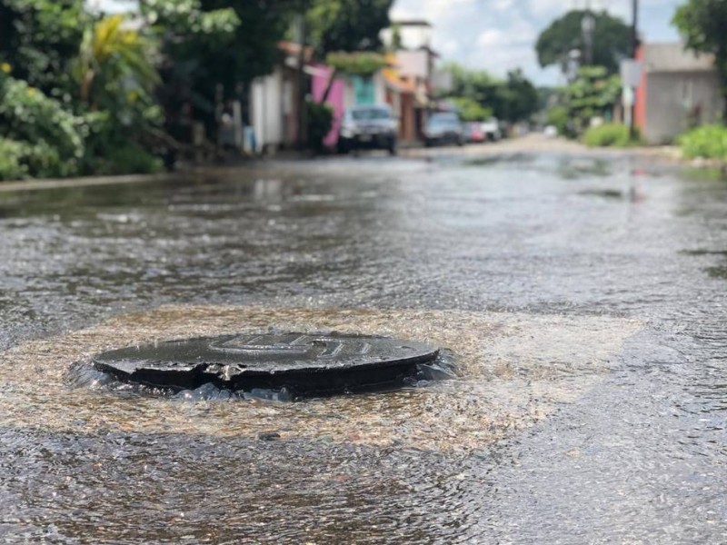 Denuncian colonos colapso de drenajes en Barrio Santa Cruz