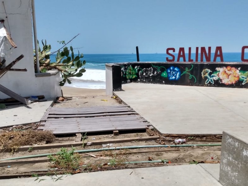 Denuncian completo abandono del mirador de 