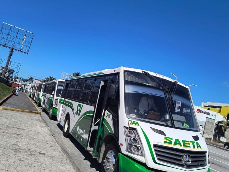 Denuncian conductores de Saeta invasión a su ruta