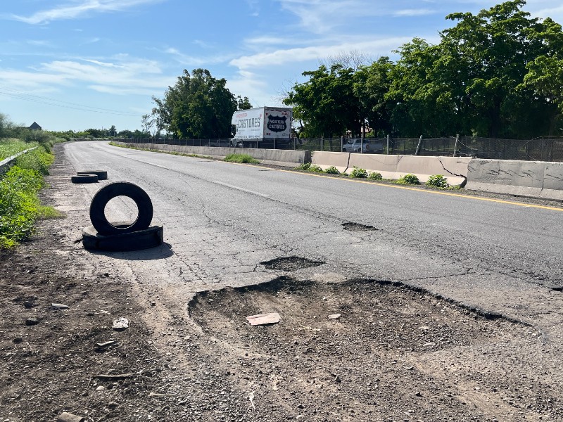 Denuncian conductores zonas de riesgo por baches en la Mexico-15