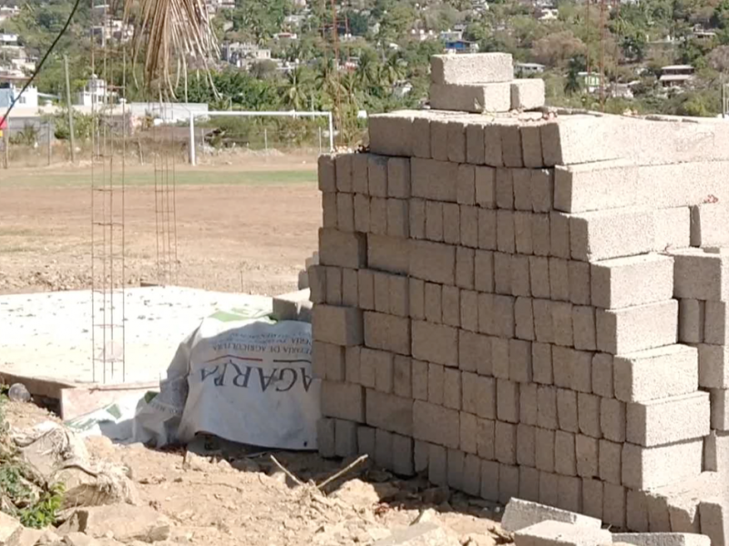 Denuncian construcción de baños en campo deportivo