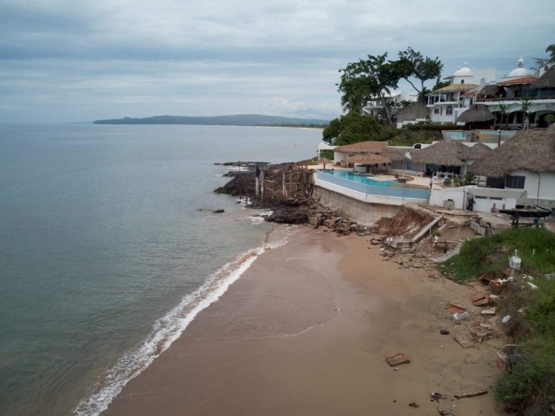 Denuncian construcción de muelle sobre arrecife en La Peñita