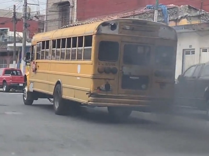 Denuncian contaminación de transporte público